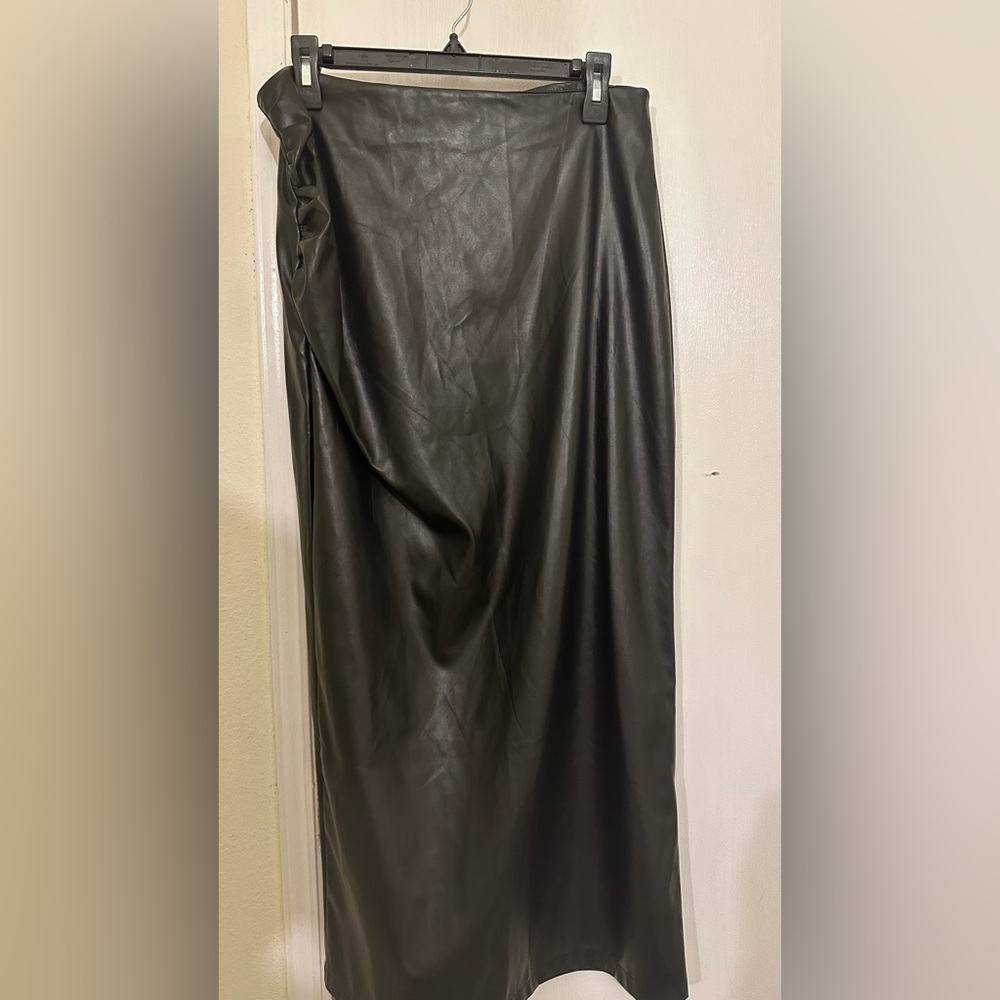 Elegant Black Leather Skirt